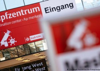 Almanya'da eczanelerde aşı dönemi başlıyor