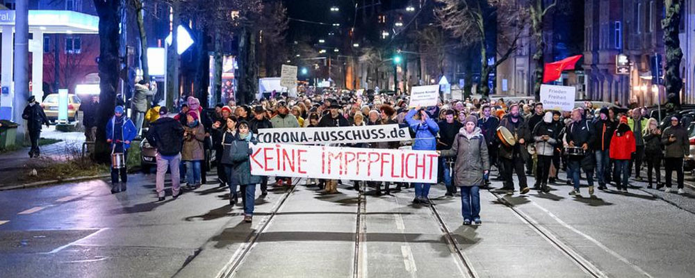 Almanya'da on binler korona kısıtlamalarını protesto etti