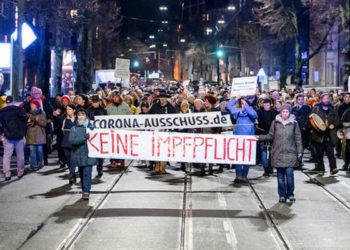 Almanya'da on binler korona kısıtlamalarını protesto etti