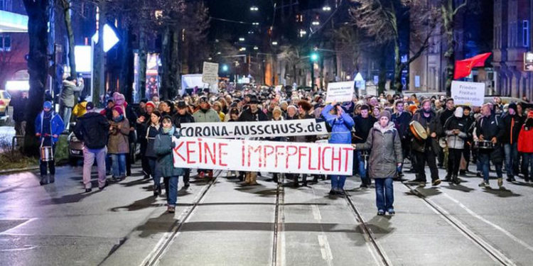 Almanya'da on binler korona kısıtlamalarını protesto etti