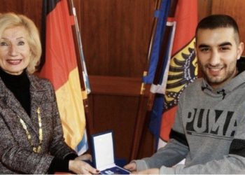 Almanya’da bir kadının hayatını kurtaran 2 Türk gencine madalya verildi