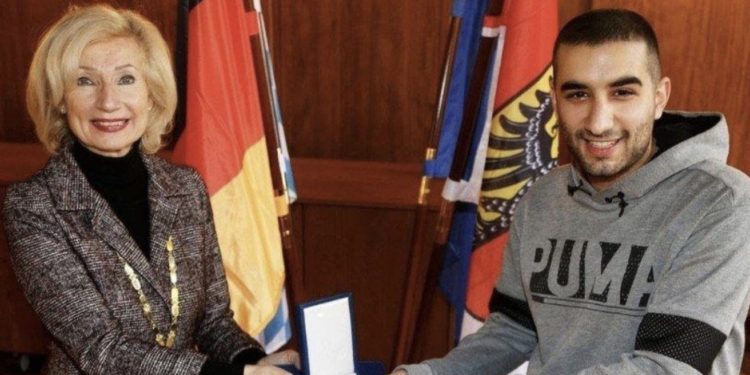 Almanya’da bir kadının hayatını kurtaran 2 Türk gencine madalya verildi