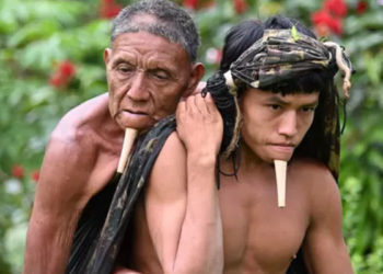 Amazon'da aşı yolculuğu: Babasını altı saat sırtında taşıdı