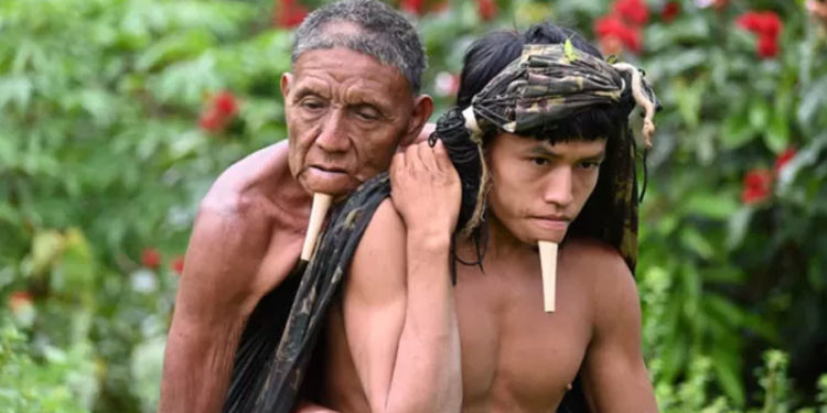 Amazon'da aşı yolculuğu: Babasını altı saat sırtında taşıdı