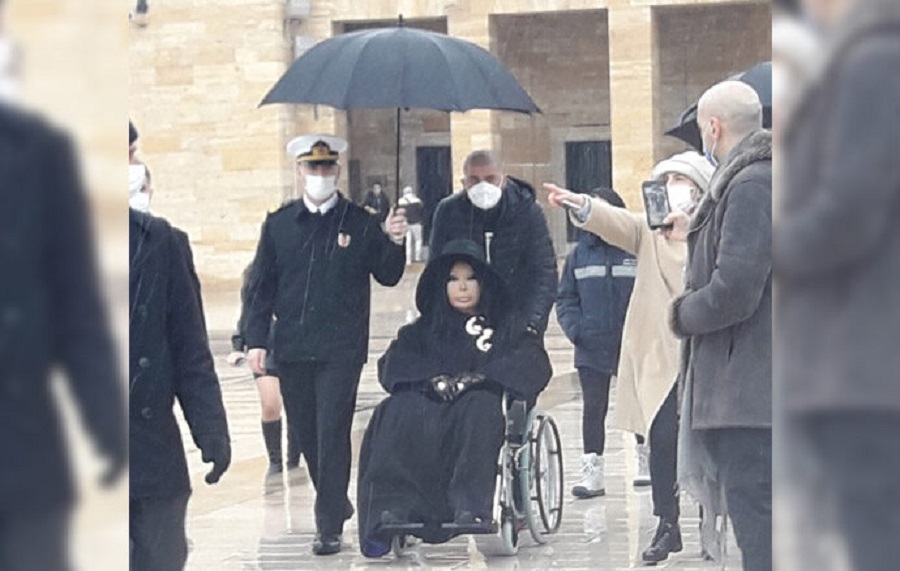 Anıtkabir’de bir subayın Bülent Ersoy’a şemsiye tutması tepki çekti