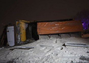 Ankara'da kar küreme aracı devrildi