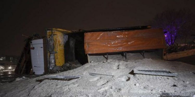 Ankara'da kar küreme aracı devrildi