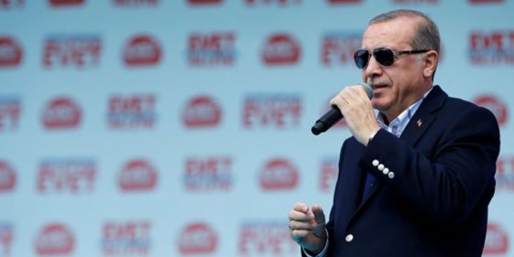 Anket: Kararsızların üçte biri Erdoğan'a sıcak bakıyor