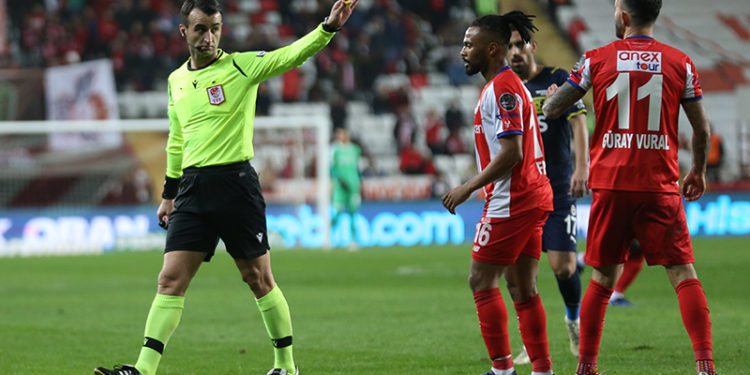 Antalyaspor'dan hakem tepkisi: Tatile çıkmış!