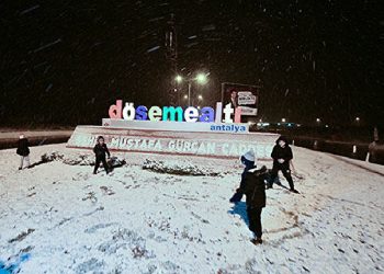 Antalya’ya 29 yıl sonra kar yağdı