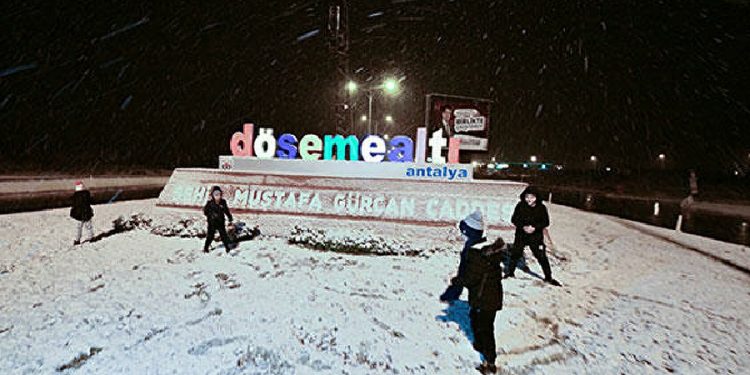 Antalya’ya 29 yıl sonra kar yağdı