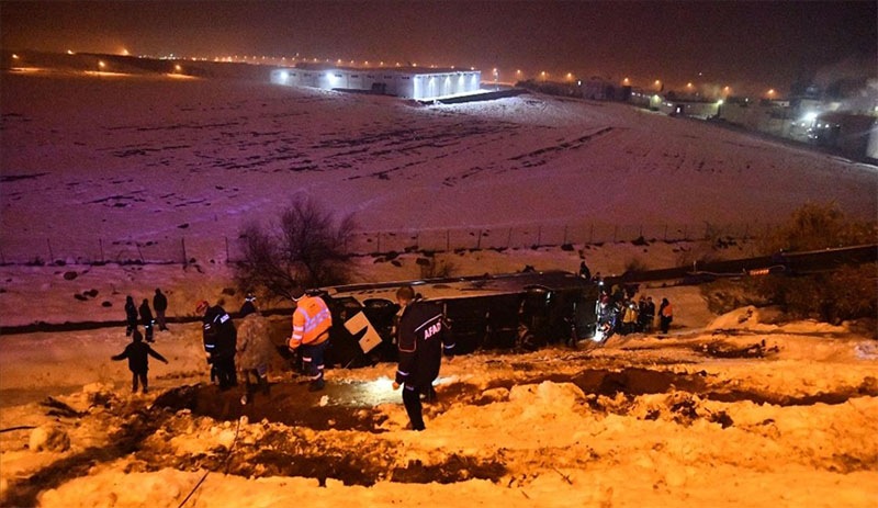 Antep'te yolcu otobüsü devrildi: 28 yaralı