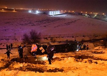 Antep'te yolcu otobüsü devrildi: 28 yaralı