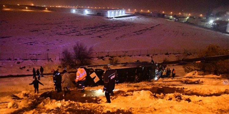 Antep'te yolcu otobüsü devrildi: 28 yaralı