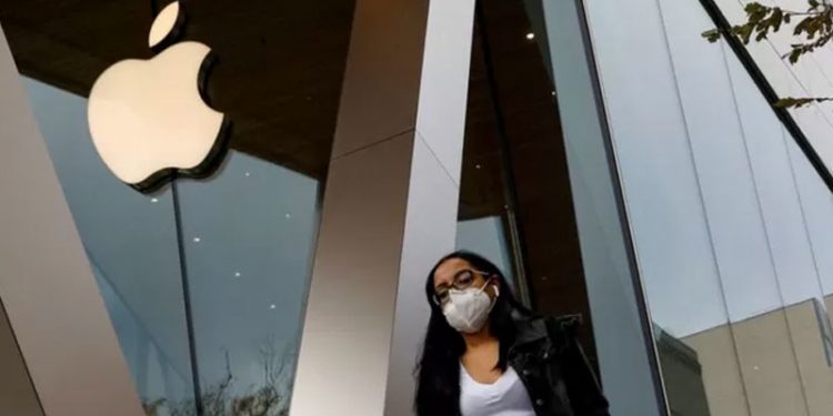 Apple çip krizine rağmen satışlarını artırdı