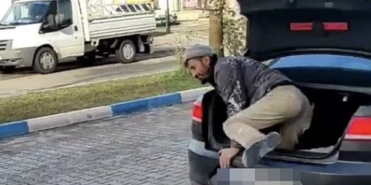 Arabası kirlenmesin diye işçiyi bagajda taşıdı