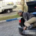 Arabası kirlenmesin diye işçiyi bagajda taşıdı