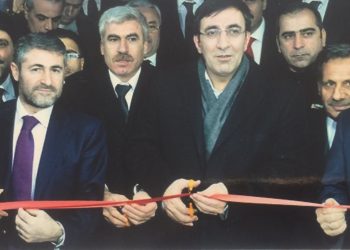 Arifoğlu’nun eşi FEM’in açılışı fotoğrafını paylaştı: Ekonomi bakanına benzettim, gözlerine bakın o mu?