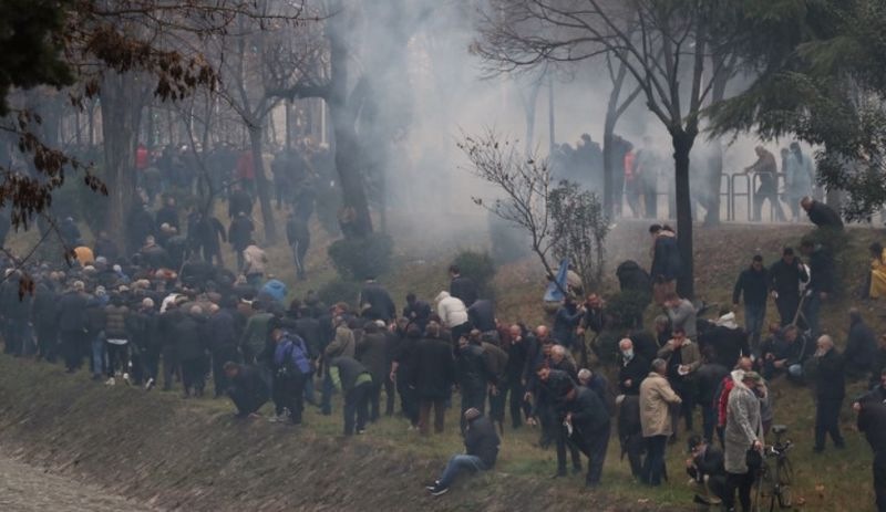 Arnavutluk'ta 'Başa' protestosu: Göstericilere gazla müdahale edildi