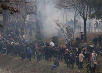 Arnavutluk'ta 'Başa' protestosu: Göstericilere gazla müdahale edildi