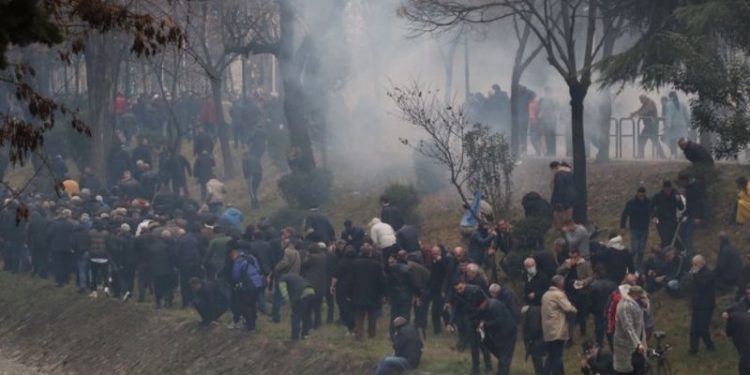 Arnavutluk'ta 'Başa' protestosu: Göstericilere gazla müdahale edildi