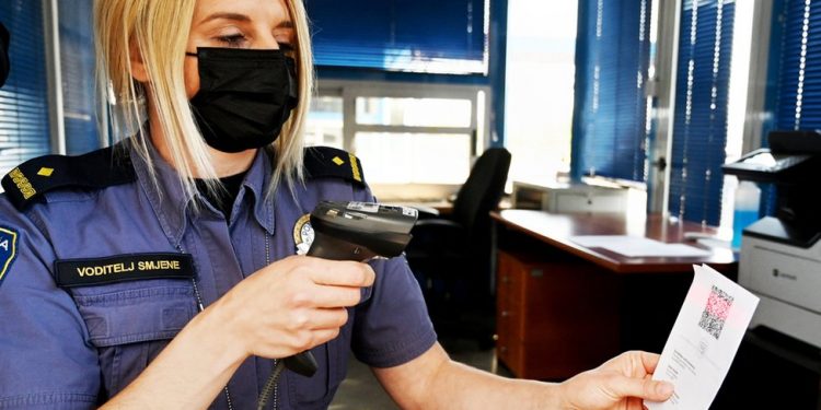 Avrupa Birliği, 1 Şubat'tan itibaren Covid sertifikası sahipleri için seyahat kısıtlamalarını kaldırıyor