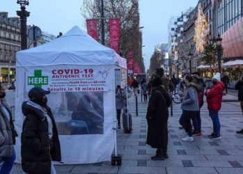 Avrupa’da Omicron dalgası: Bir günde 900 binden fazla vaka