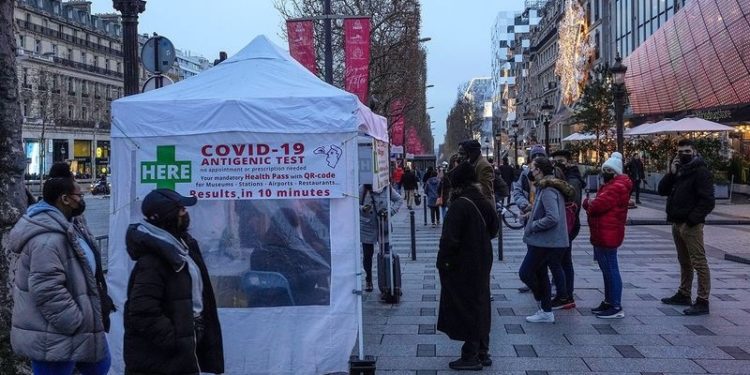 Avrupa’da Omicron dalgası: Bir günde 900 binden fazla vaka