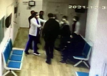 Aşı olması için beklemesi gerektiğini söyleyen doktoru darp etti