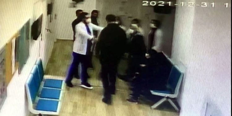 Aşı olması için beklemesi gerektiğini söyleyen doktoru darp etti