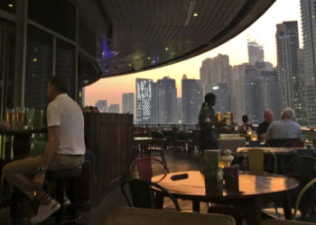 BAE alkol, seks ve evlilik konusundaki muhafazakâr İslamcı yasalarını neden yumuşattı?