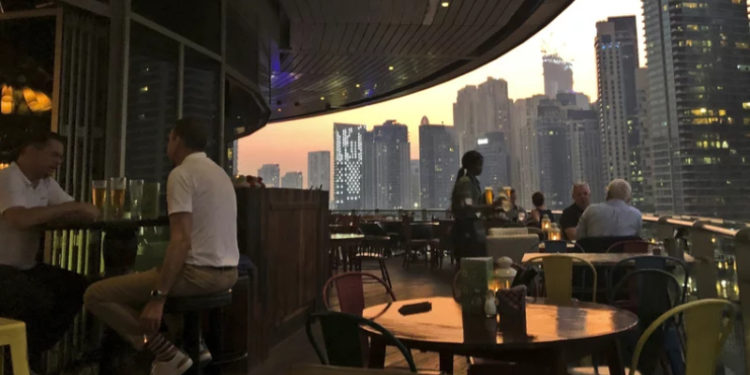 BAE alkol, seks ve evlilik konusundaki muhafazakâr İslamcı yasalarını neden yumuşattı?