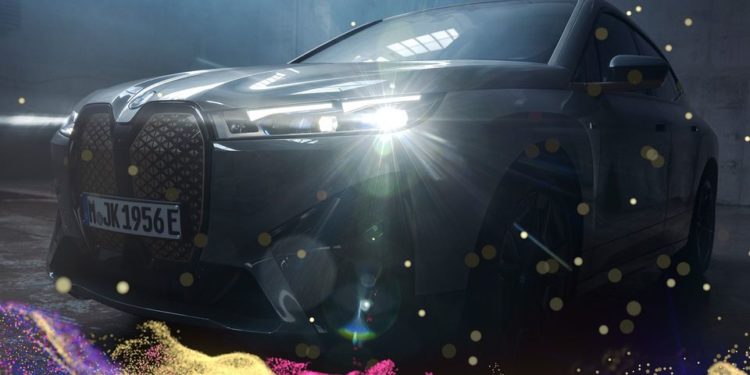 BMW tek dokunuşla renk değiştiren otomobil üretti