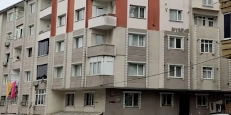 Babasından dayak yiyen kız çocuğu 4. kattan atladı