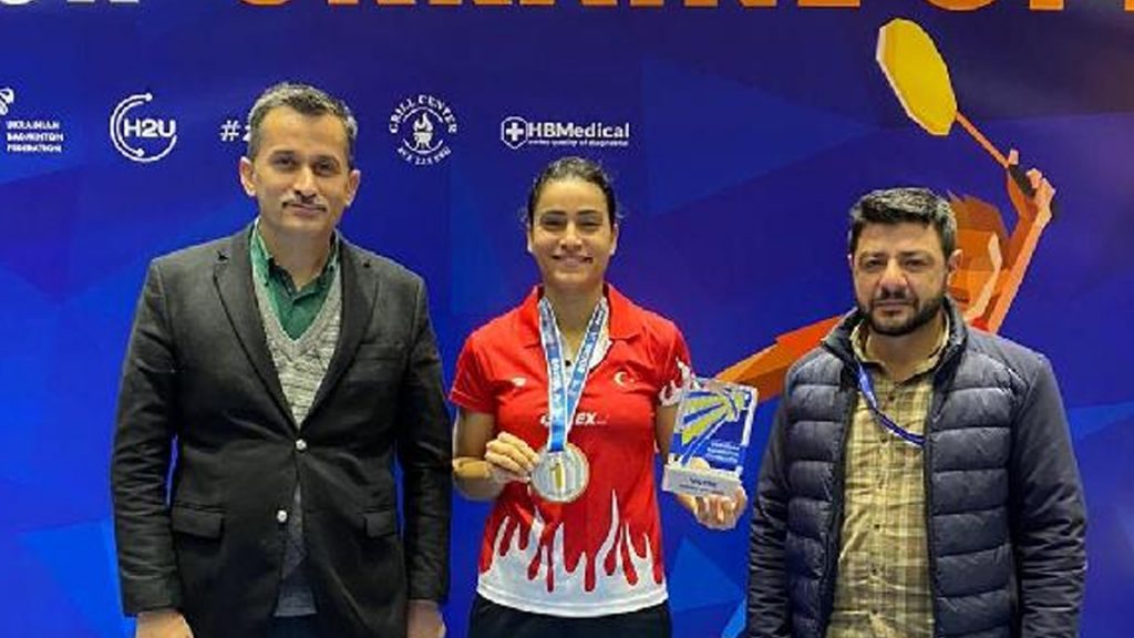 Badminton'da şampiyon Aliye Demirbağ