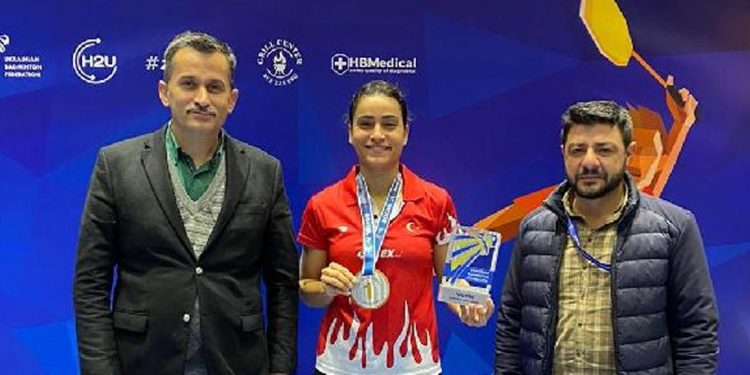 Badminton'da şampiyon Aliye Demirbağ