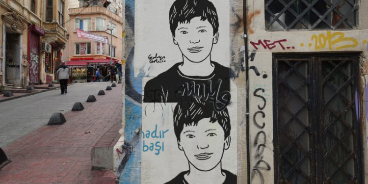 Bahadır Odabaşı, sanatçı Gianluca Costantini’nin çizgileriyle İstanbul sokaklarında