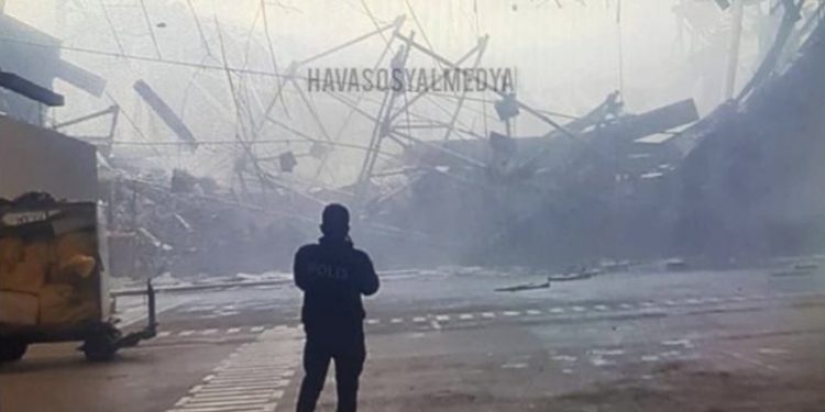 Bakan Karaismailoğlu: Kargo binası çökmeseydi, yıkılacaktı