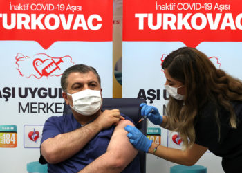 Bakan Koca: İki doz BioNTech üzerine bir doz Turkovac aşı çalışmasını başlatacağız