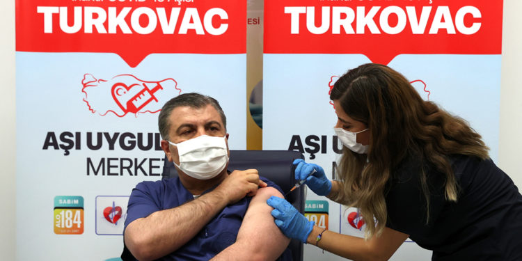 Bakan Koca: İki doz BioNTech üzerine bir doz Turkovac aşı çalışmasını başlatacağız