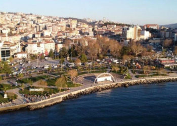 Bakanlık tiyatro ve yeşil alanın yıkılıp yerine cami yapılmasını istedi