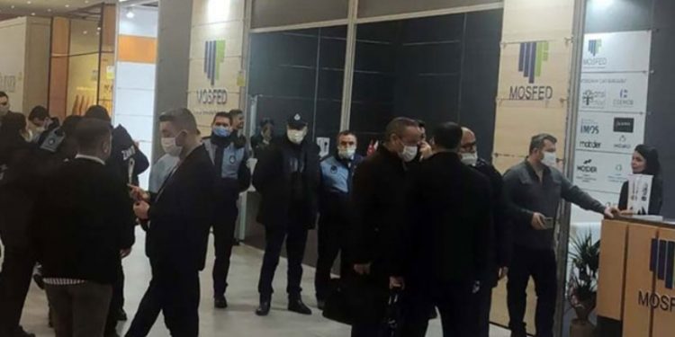 Bakırköy Belediyesi'nin zabıtaları Avrupa'nın en büyük mobilya fuarını bastı