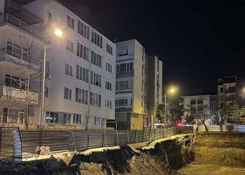 Balıkesir'de toprak kayması nedeniyle iki bina boşaltıldı