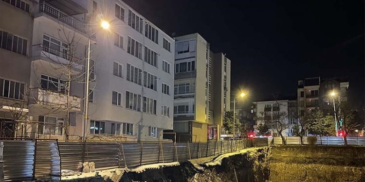 Balıkesir'de toprak kayması nedeniyle iki bina boşaltıldı