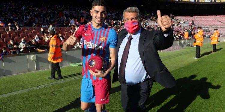 Barcelona'nın imza töreni yaptığı Ferran Torres'in Koronavirüs testi pozitif çıktı