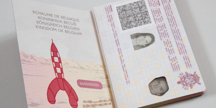 Belçika, pasaportunun sayfalarına Tenten, Şirinler ve Red Kit'i taşıdı