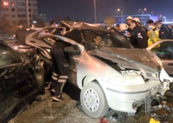 Beylikd&uuml;z&uuml;&rsquo;nde 11 ara&ccedil; birbirine girdi: 10 kişi yaralandı