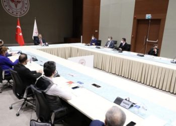 Bilim Kurulu&rsquo;nun test ve izolasyon kararına doktorlar tepkili