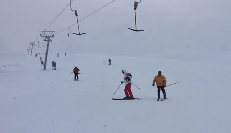 Bitlis'te üniversite kampüsü içinde kayak merkezi açıldı