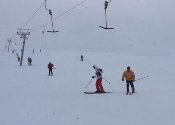 Bitlis'te üniversite kampüsü içinde kayak merkezi açıldı